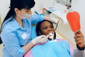 clinica dental cliente riendo - Mountain Barcelona
